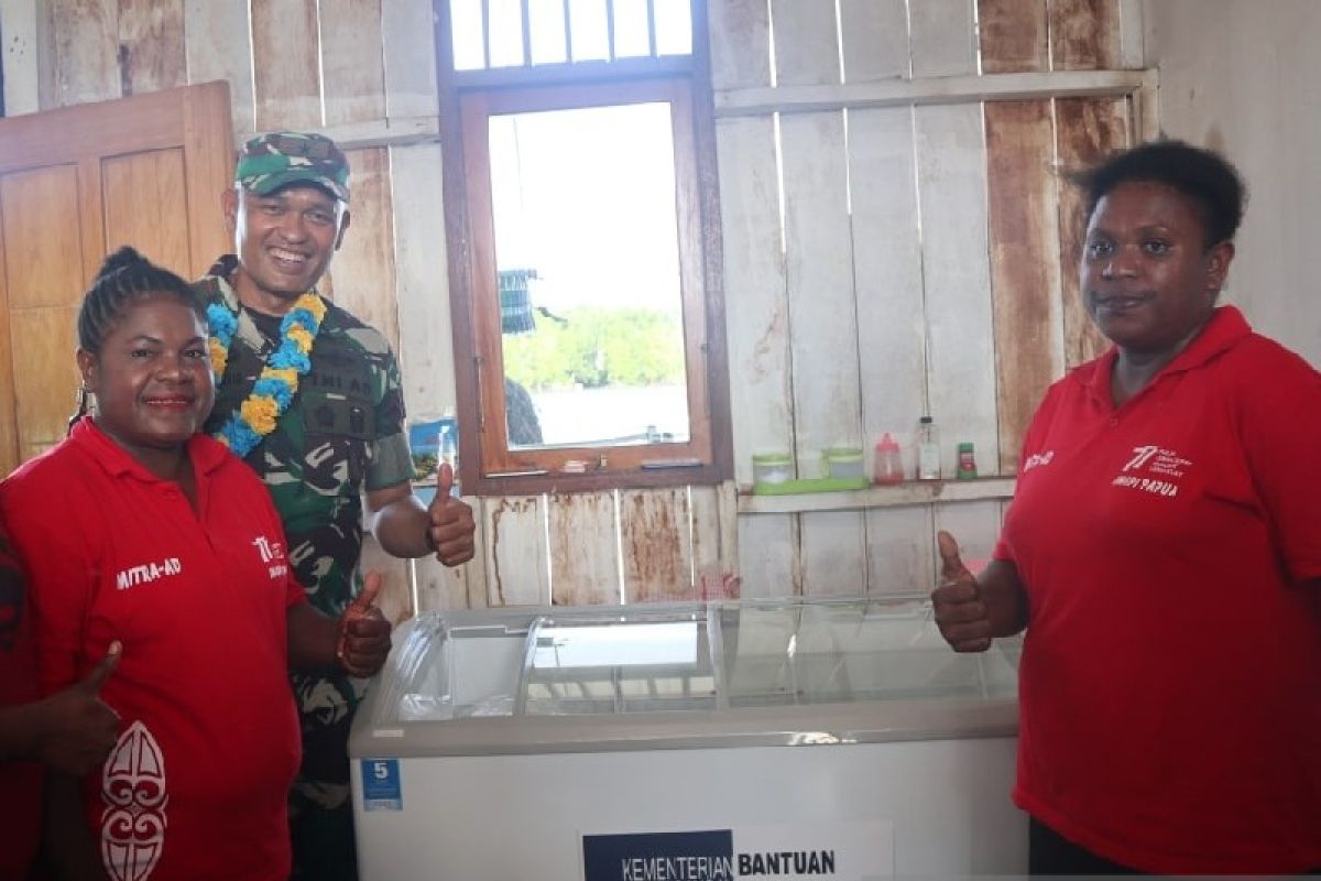 Danrem 172/PWY salurkan bantuan UMKM mama Papua di Enggros