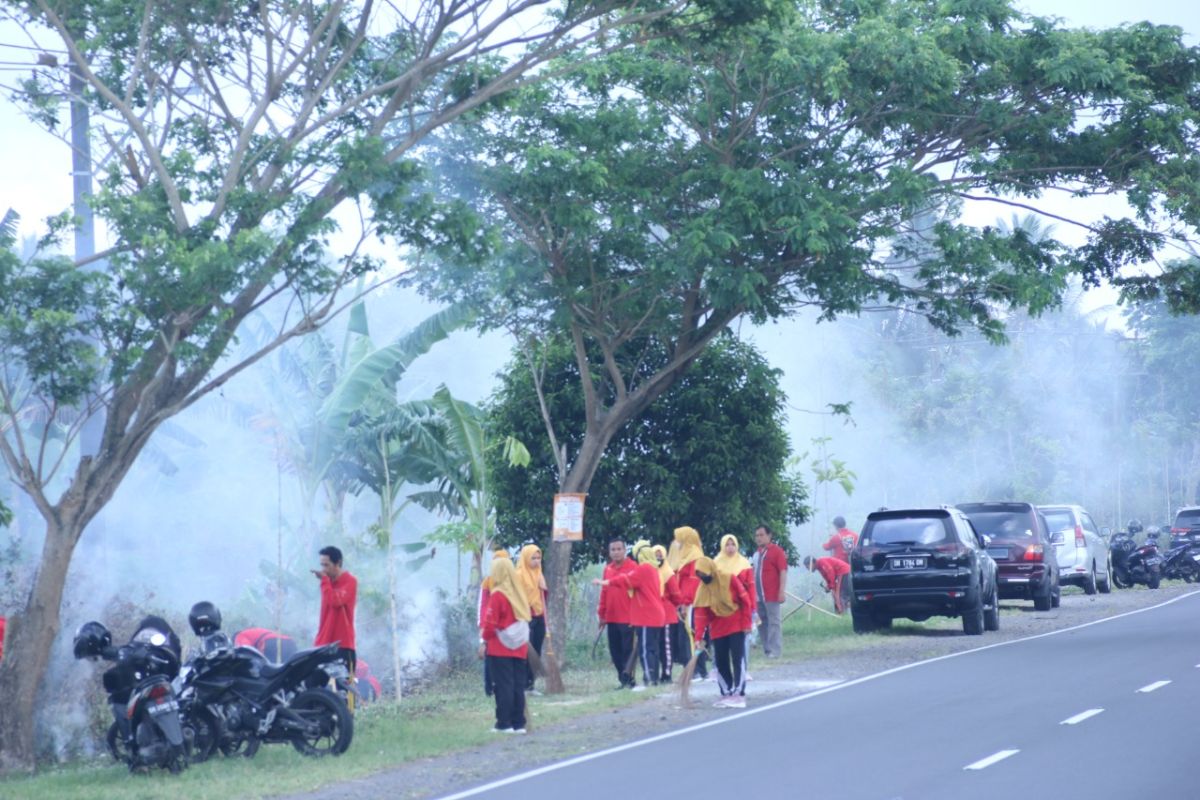 Dukung WSBK, ribuan ASN Lombok Tengah gotong royong bersihkan sampah