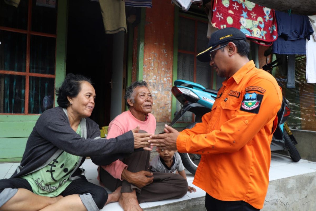 Pemkab Garut pasok kebutuhan pengungsi korban banjir Pameungpeuk