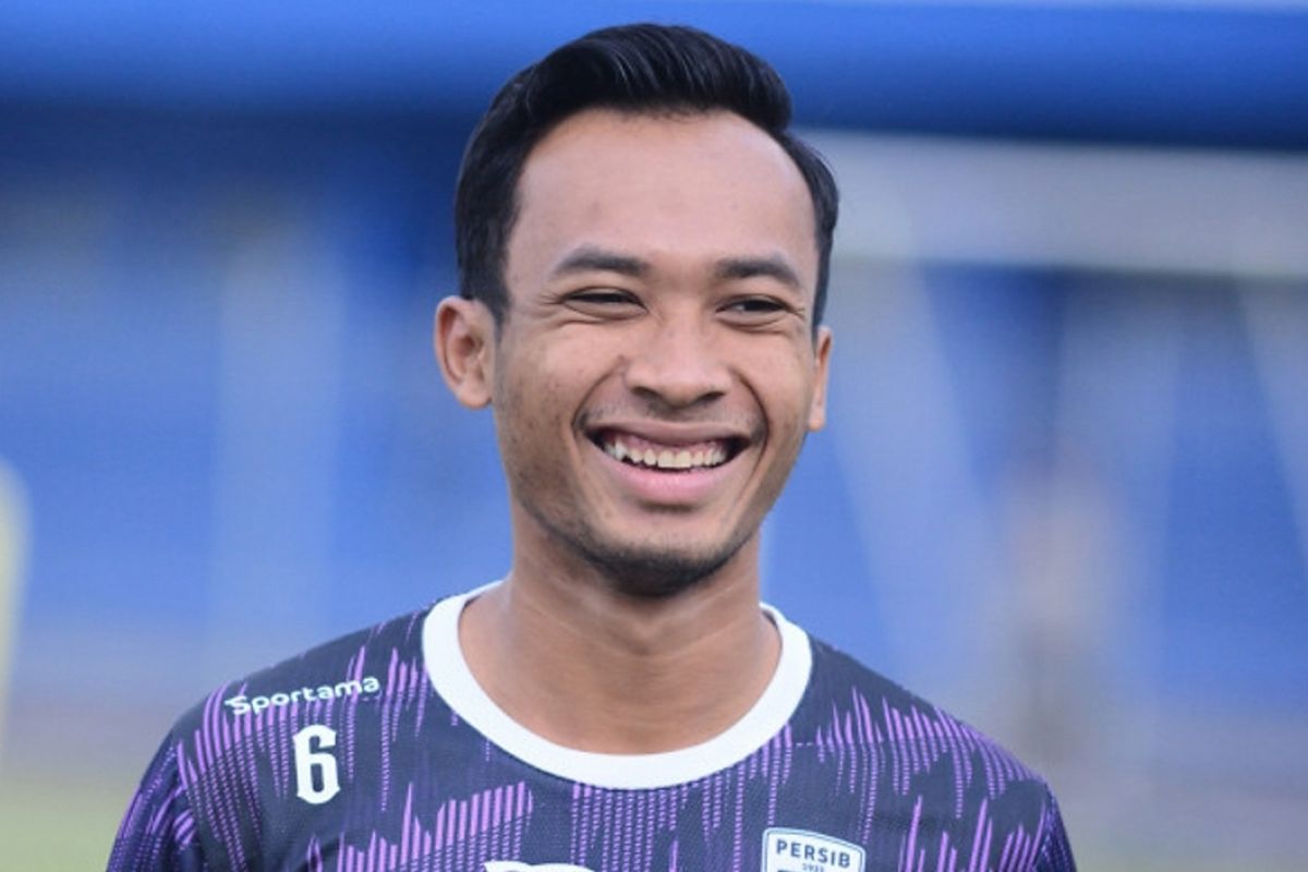 Pemain Robi Darwis kerja keras untuk kepercayaan pelatih Persib