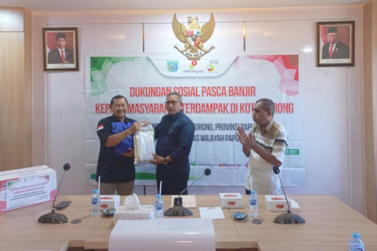 SKK Migas salurkan 100 paket sembako bantu korban banjir Sorong