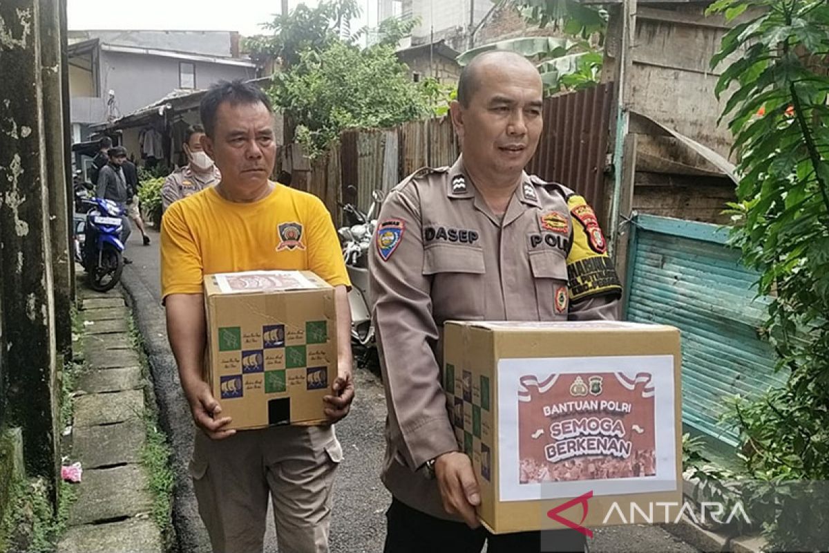 Polsek Pesanggrahan bagikan bansos untuk warga