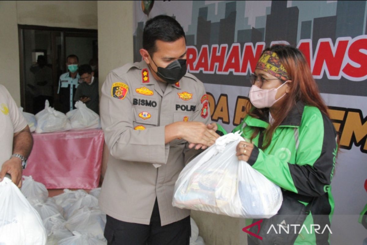 Polres bagikan bantuan pangan kepada ratusan pengojek di Kebon Jeruk