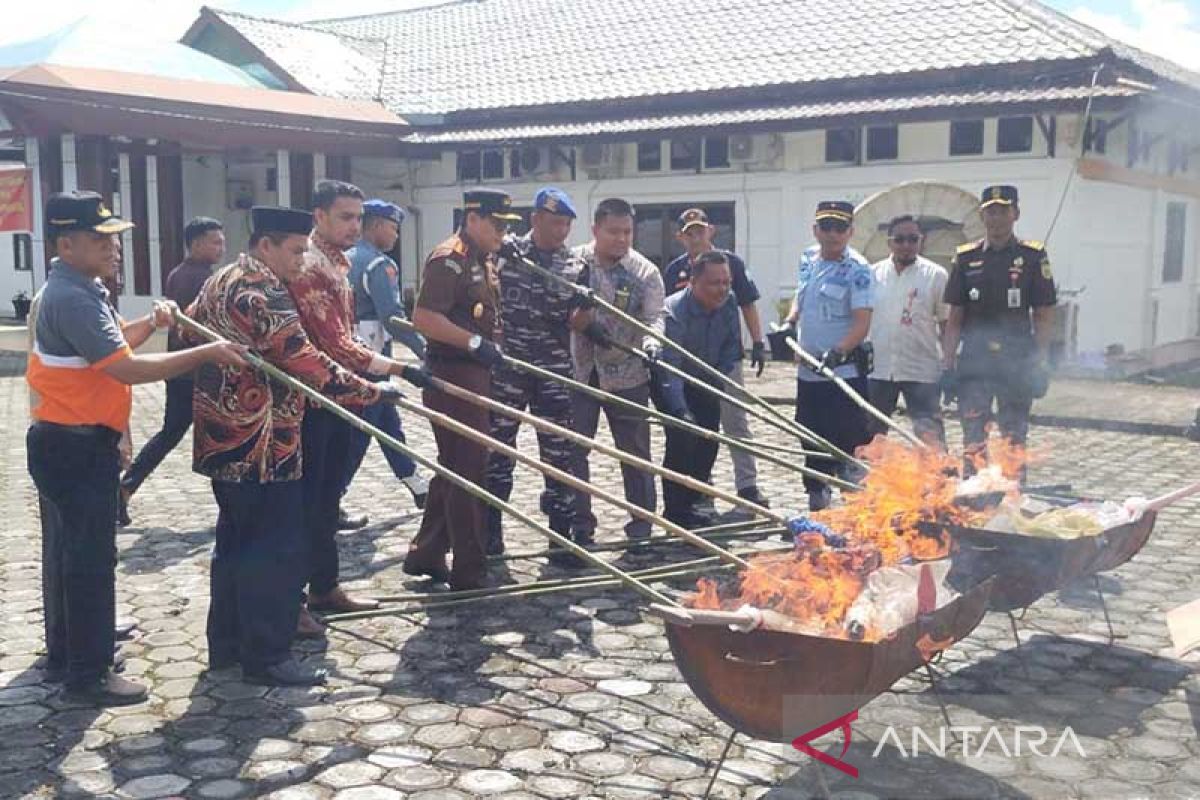 Kejari Simeulue musnahkan barang bukti tindak pidana