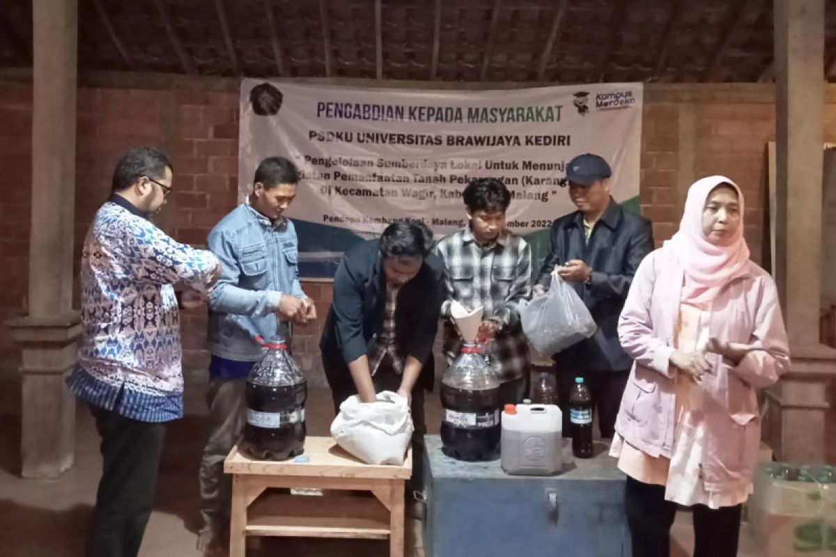 Universitas Brawijaya melatih petani olah kulit kopi jadi pupuk organik