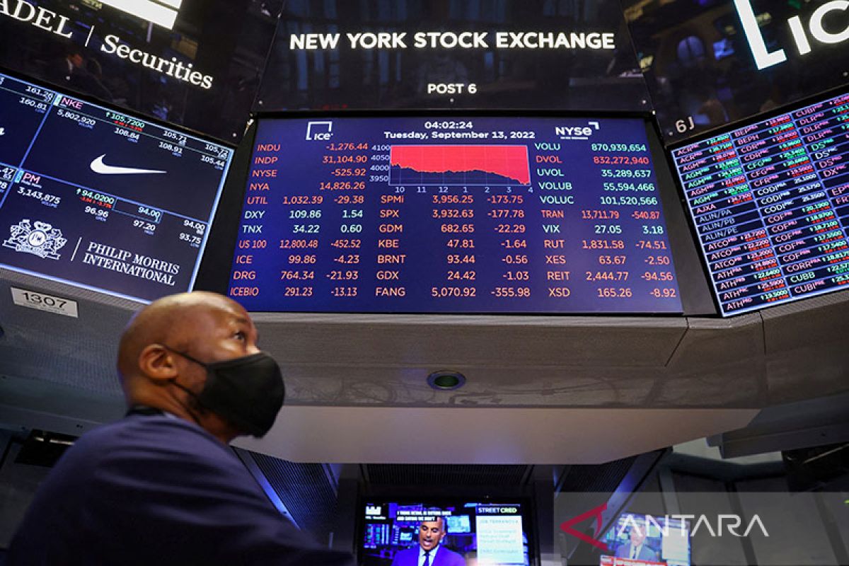 Wall Street ditutup beragam, Indeks S&P turun pascalaporan laba emiten