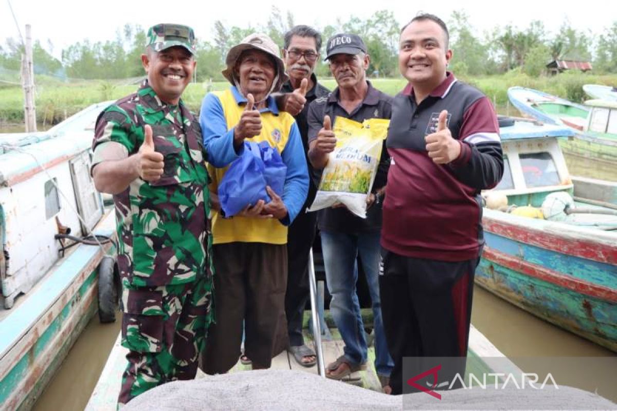 Tingkatkan kesejahteraan, TNI dan Polri bagi paket sembako untuk nelayan di Aceh Barat