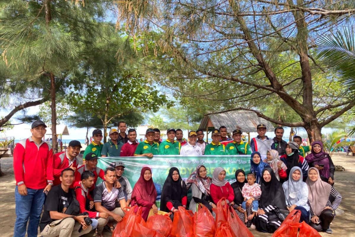 Pemkab Abdya bersihkan pantai Ujong Serangga