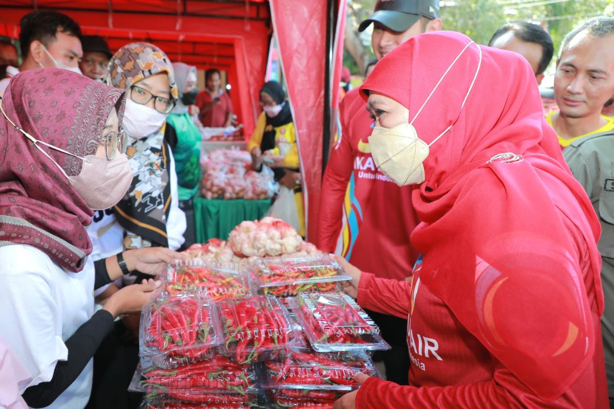 Gubernur Khofifah salurkan dana program perlindungan sosial di Tuban