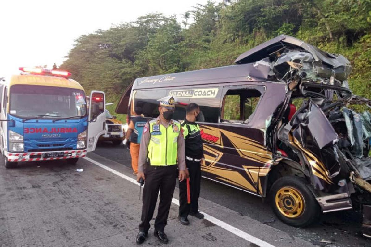 Polisi tangani kecelakaan minibus dan truk di tol Semarang-Solo