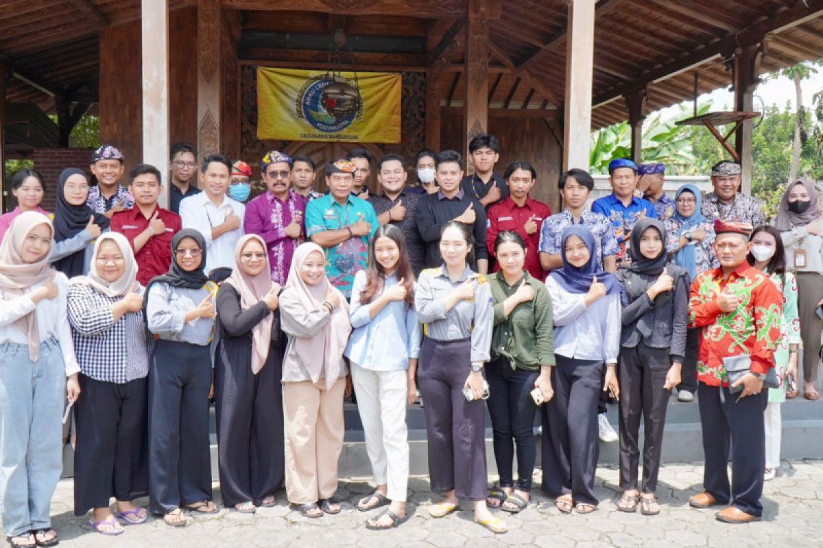 Keakraban gubernur bersama para mahasiswa Kaltara di Yogjakarta