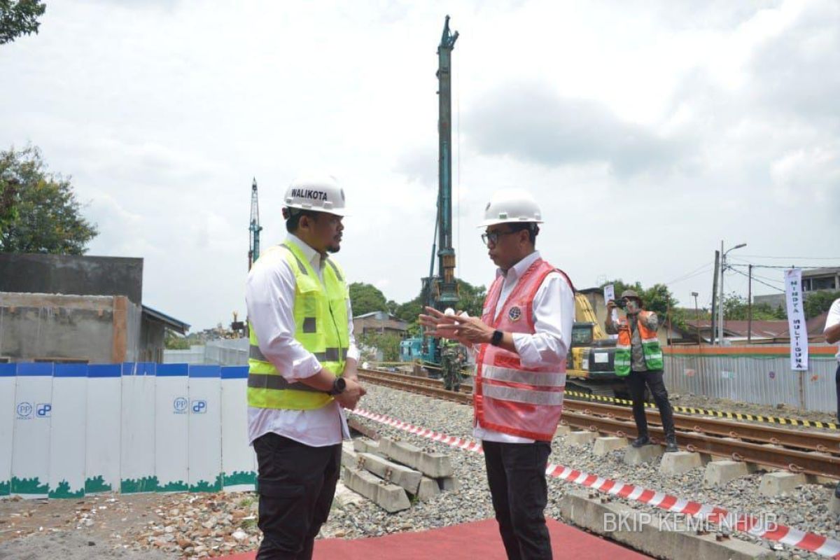 Minister Sumadi reviews construction of Medan-Binjai elevated railway