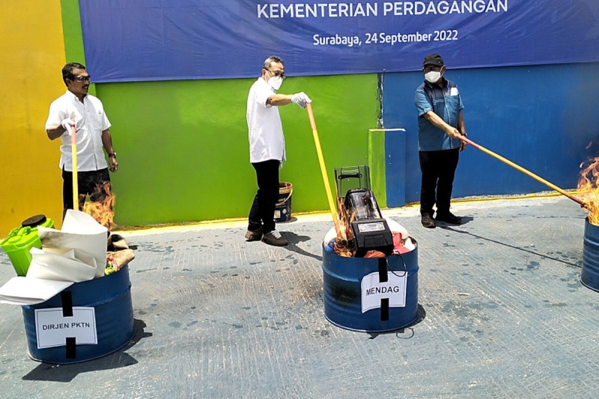 Trade minister destroys illegally imported products worth Rp11 billion