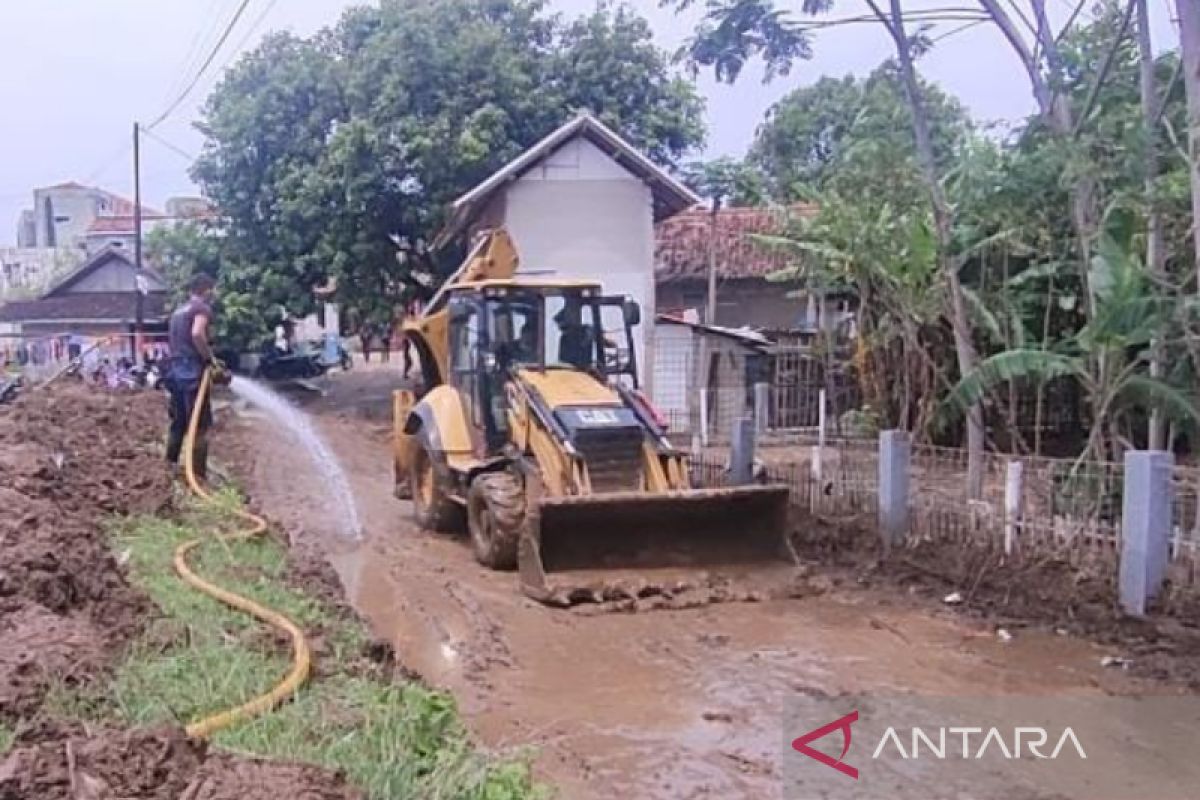 Jabar turunkan alat berat bersihkan material banjir di Garut