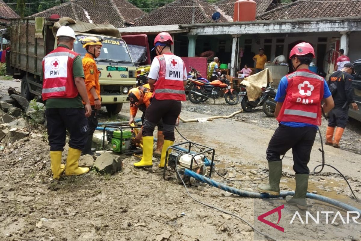 PMI Kabupaten Sukabumi turunkan petugas kesehatan bantu korban banjir