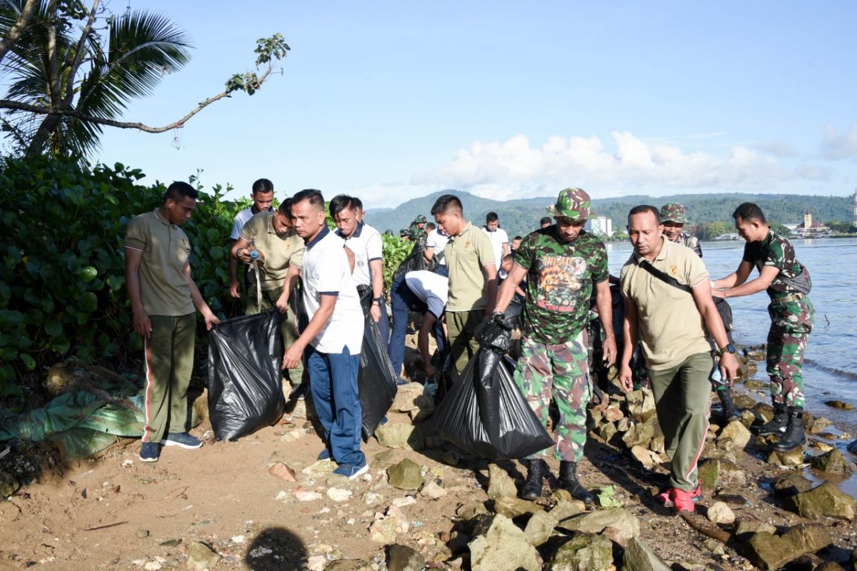 Personel gabungan bersihkan pesisir pantai Teluk Ambon