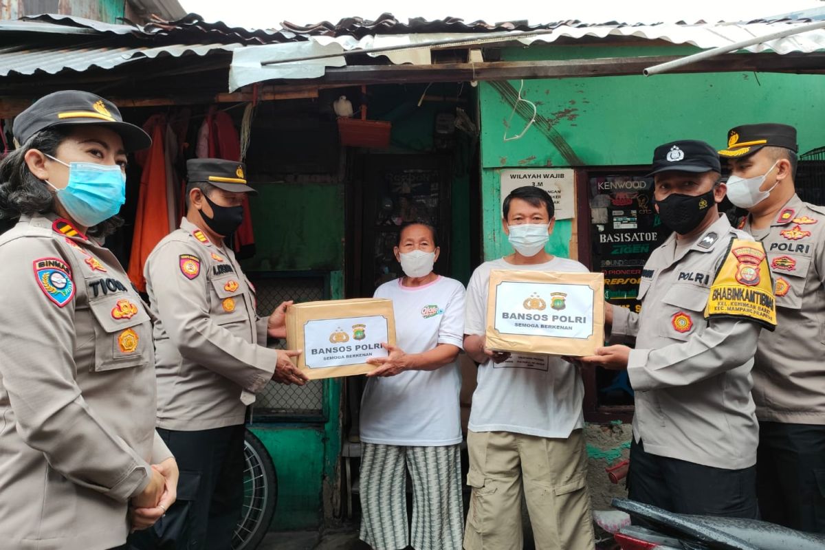 Polsek Mampang bagikan bansos ke warga permukiman kumuh dan pengojek