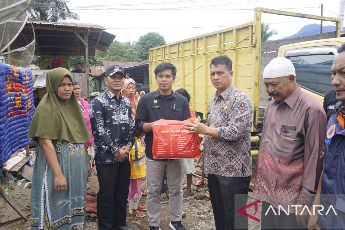Pemkab Pasbar salurkan sejumlah bantuan bagi korban banjir Kajai