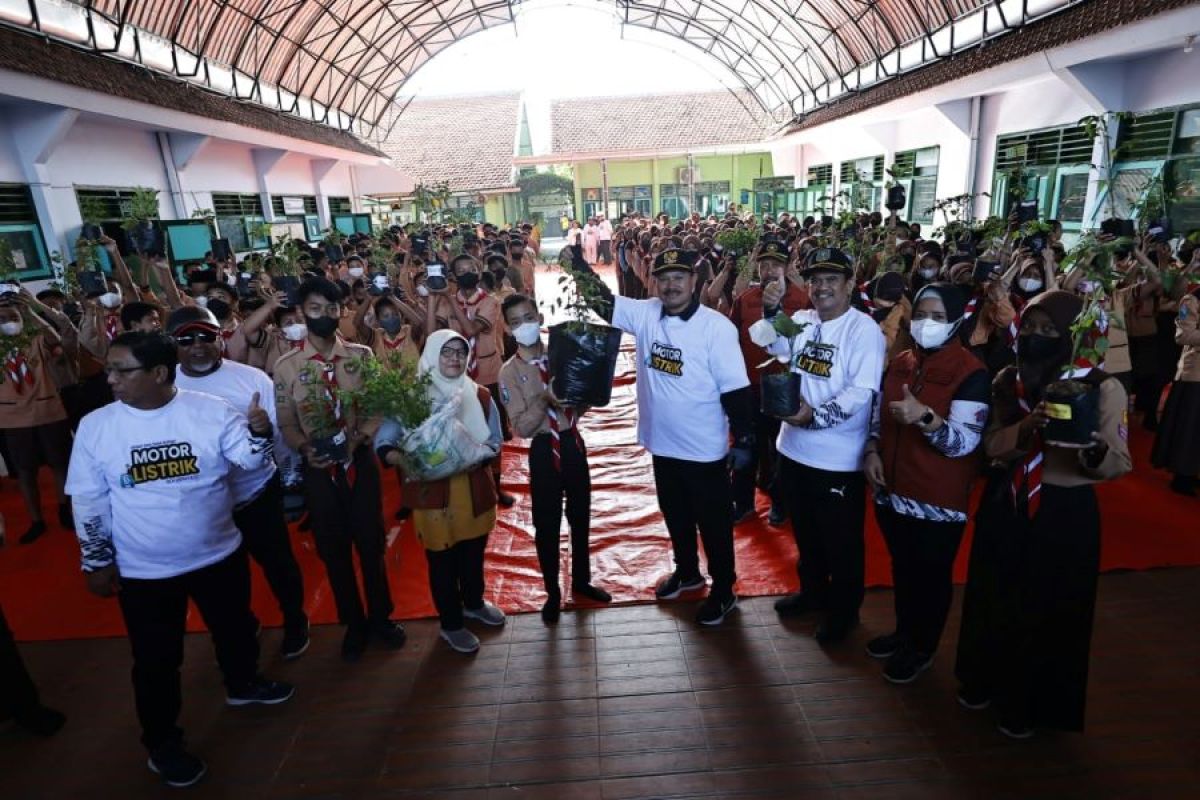 Wali Kota Madiun bagi-bagi bibit tanaman cabai