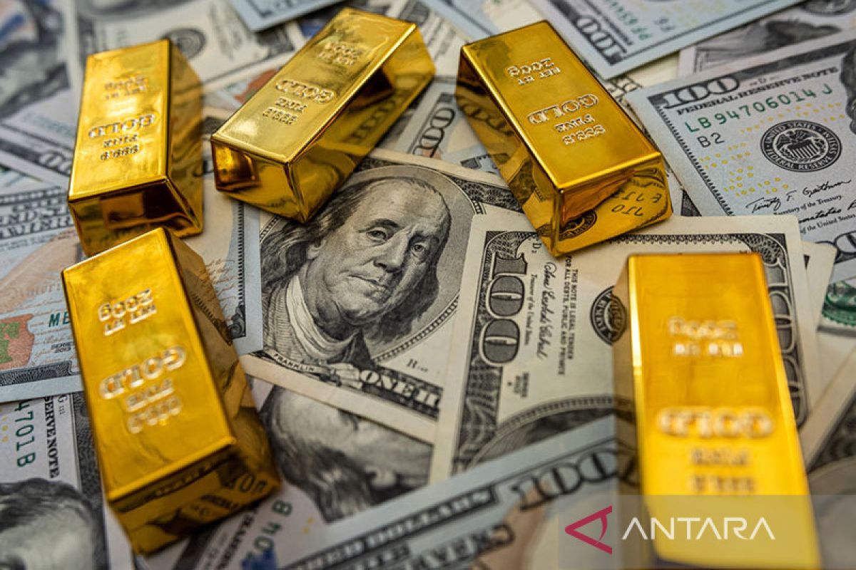 Harga emas menguat saat dolar AS merosot