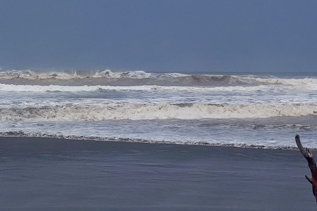 Waspada, gelombang sangat tinggi di laut selatan Jateng