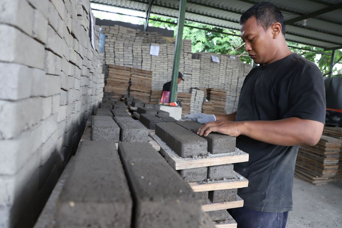 Pemkot Surabaya tingkatkan kualitas paving produksi MBR program padat karya