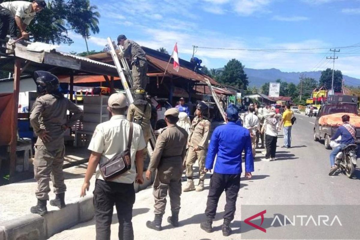 Tak indahkan imbauan, Tim gabungan bongkar paksa belasan bangunan liar di Padang Aro