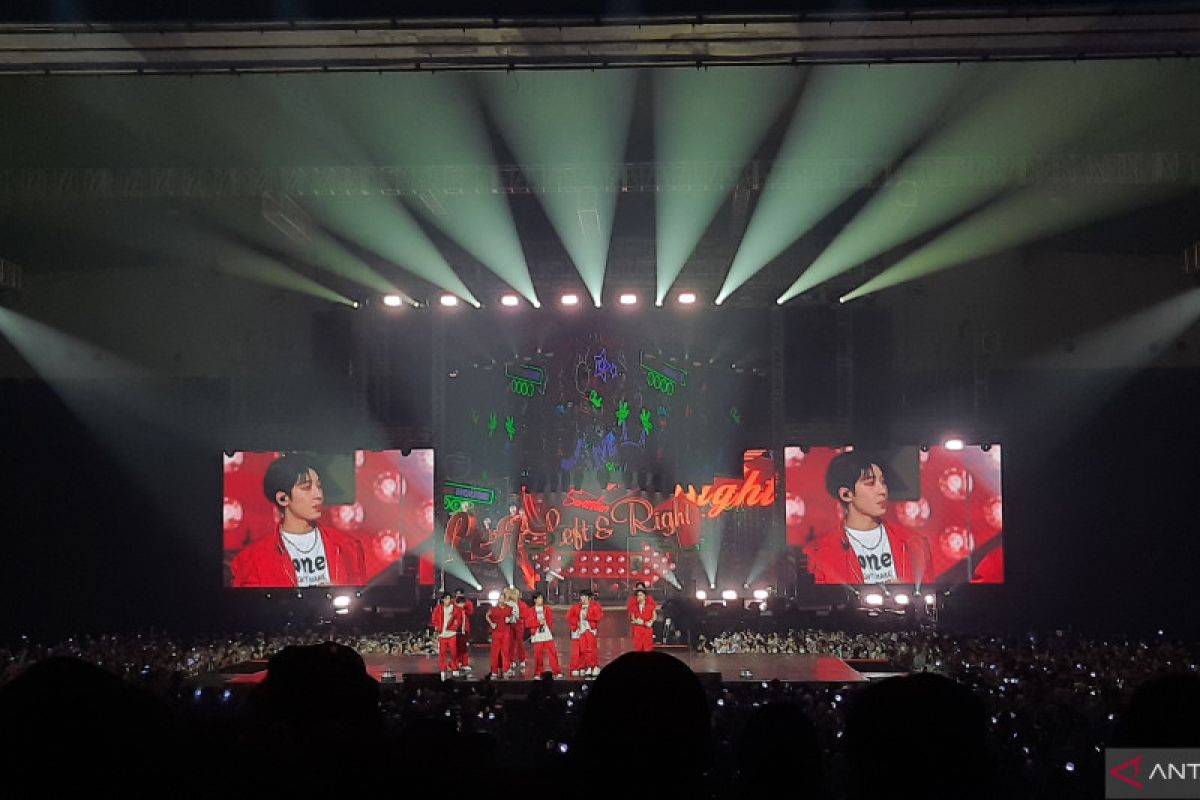 SEVENTEEN membuka konser di Jakarta dengan lagu "Hot"