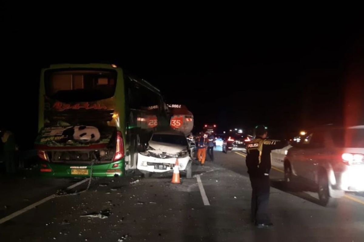 Kecelakaan karambol di Tol Malang-Pandaan sebabkan pengemudi bus tewas