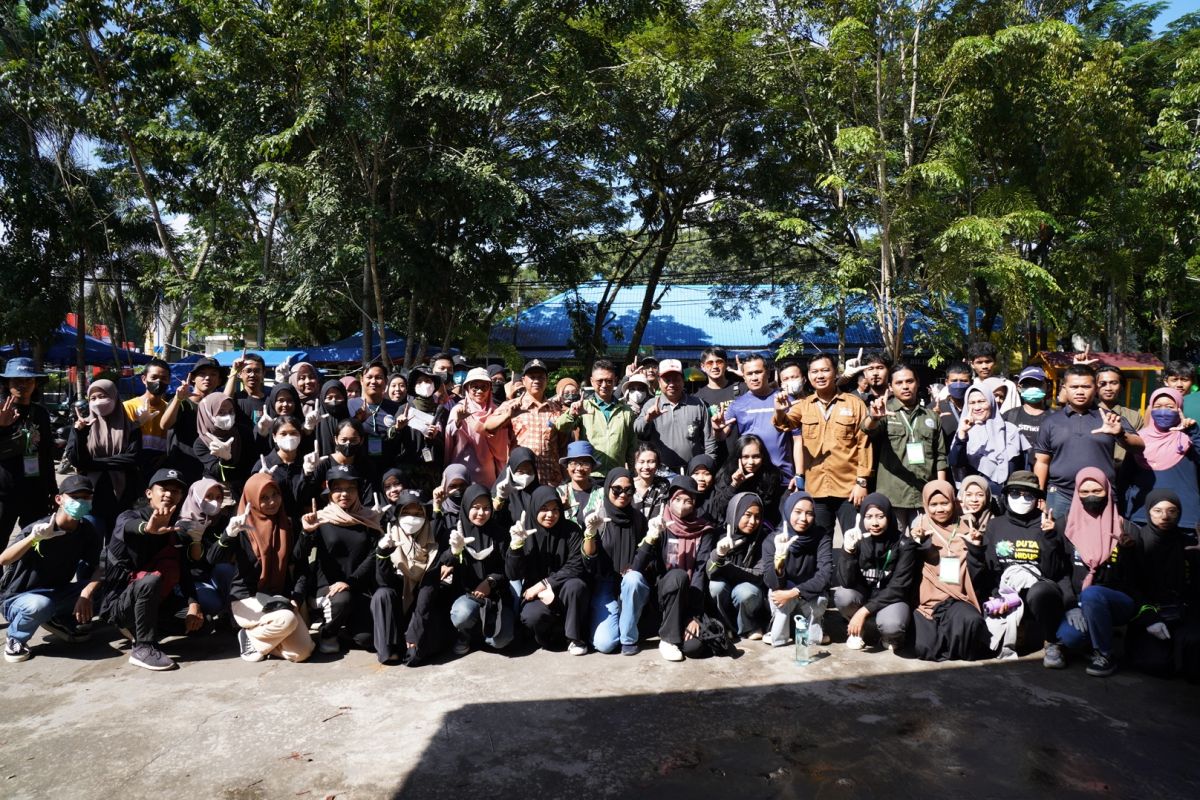 Ratusan mahasiswa Untan Pontianak gelar aksi bersih-bersih sampah