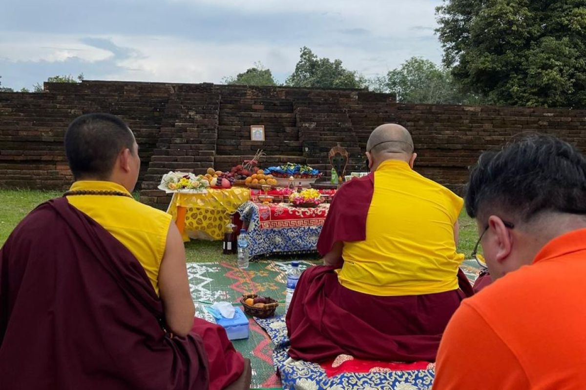 Biksu dan guru besar dari Bhutan di percandian Muara Jambi