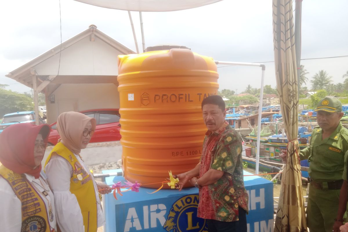 Lions Club Surabaya Padma dan Kejaksaan Tinggi Lampung bantu sumur bor nelayan Desa Margasari