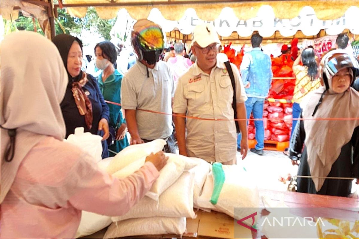 Beras dan minyak goreng paling diminati pengunjung pasar murah di Sampit