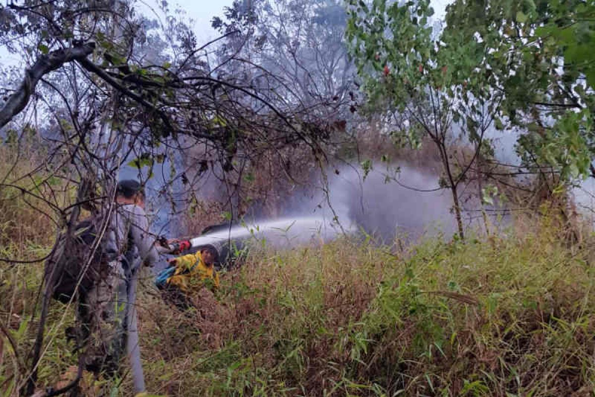 Petugas padamkan kebakaran di kawasan hutan Gunung Ciremai Kuningan