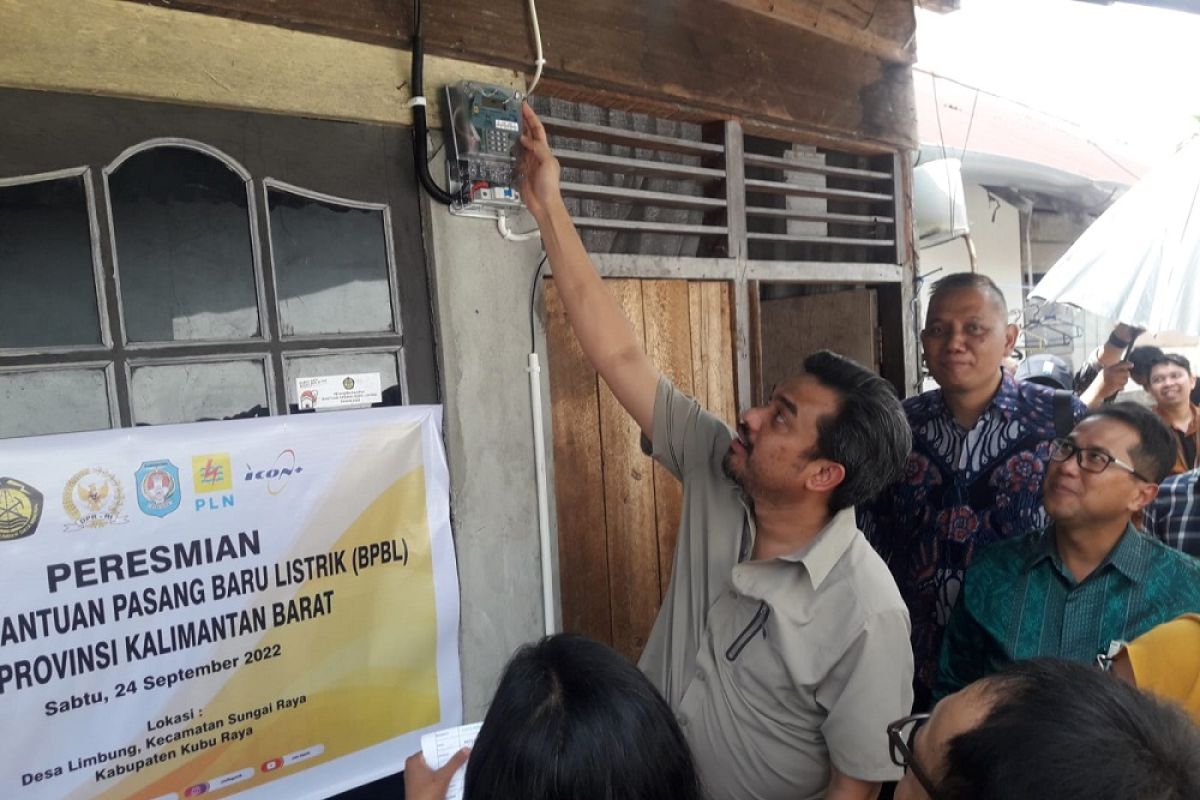 5.487 masyarakat daerah 3T Kalbar mendapatkan bantuan pasang baru listrik