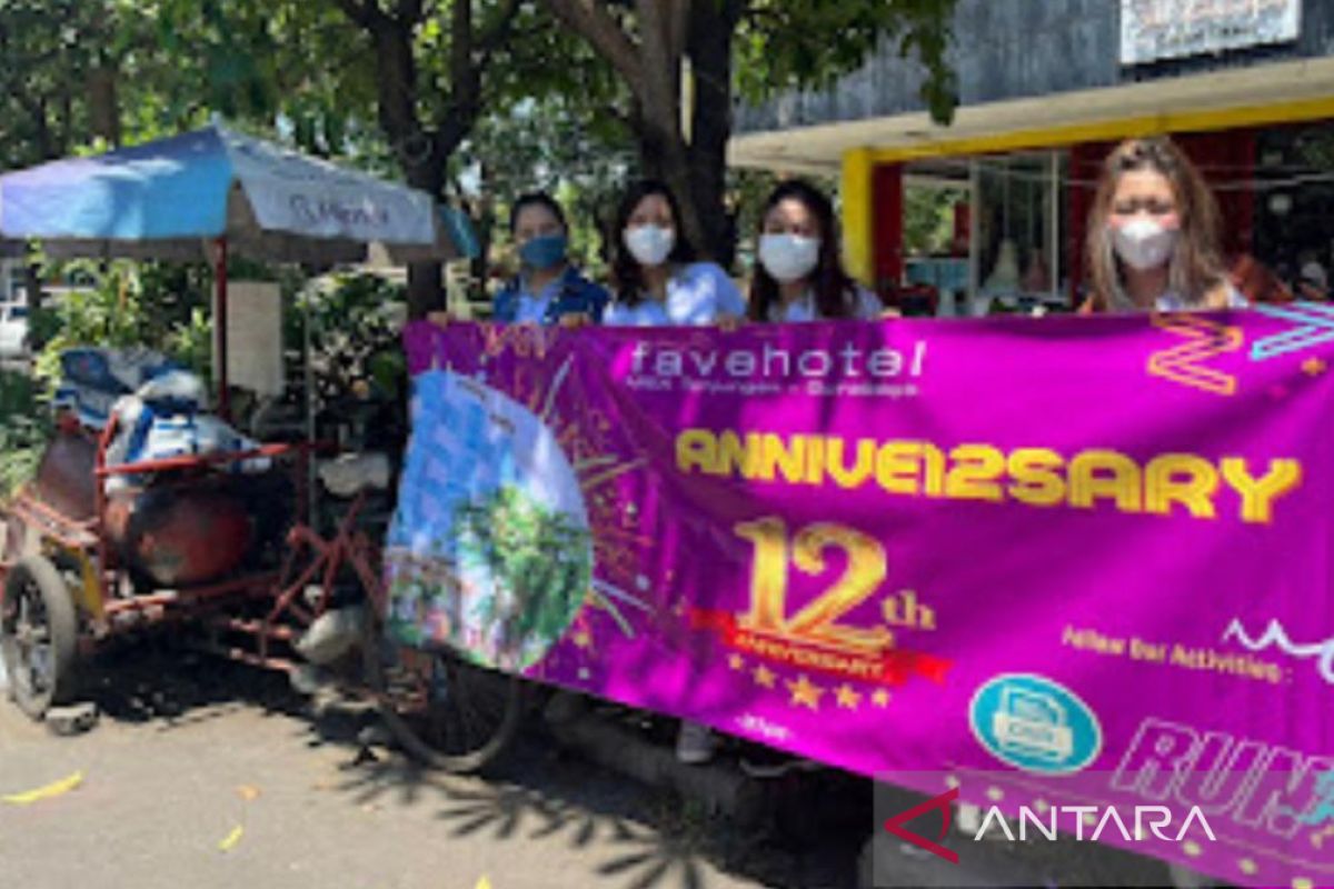 Rayakan HUT ke-12, Favehotel MEX Tunjungan berbagi sembako