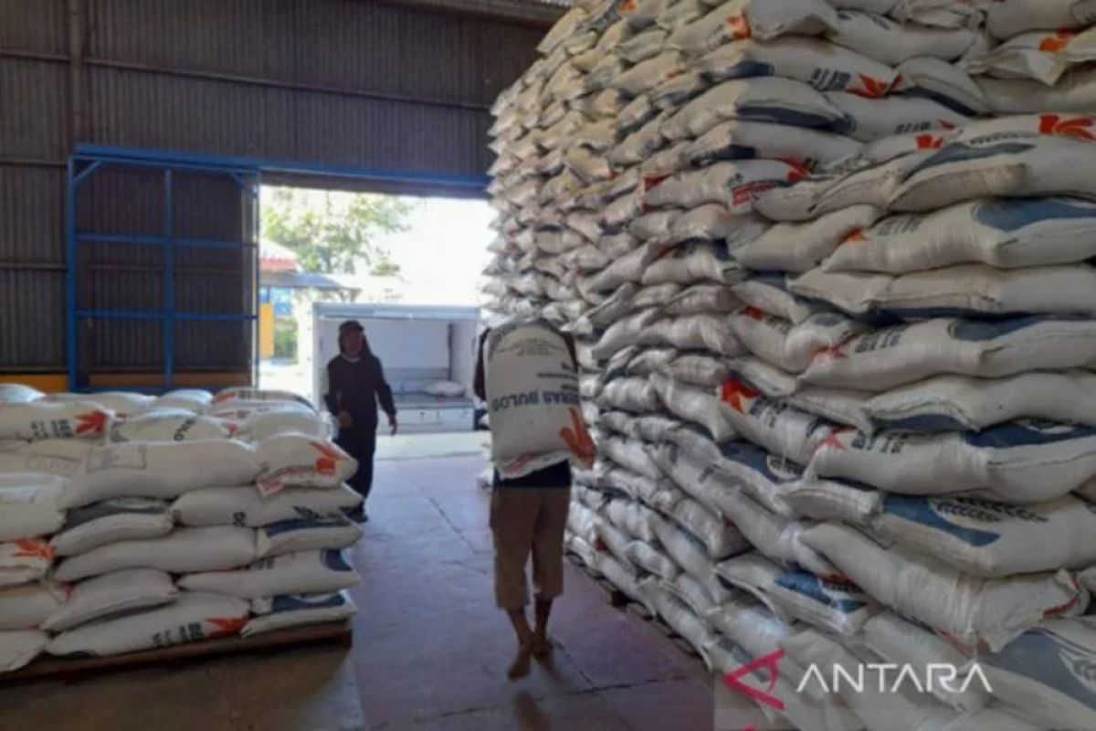 Jaga stabilitas pangan, Bulog Jatim salurkan beras ke pasar tradisional