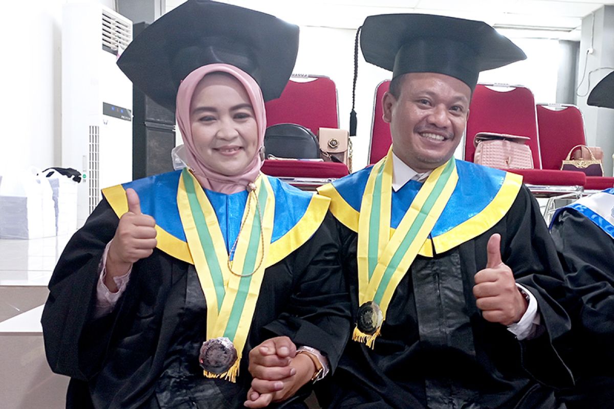 Pasangan suami-istri ini jalani wisuda bareng di UMP