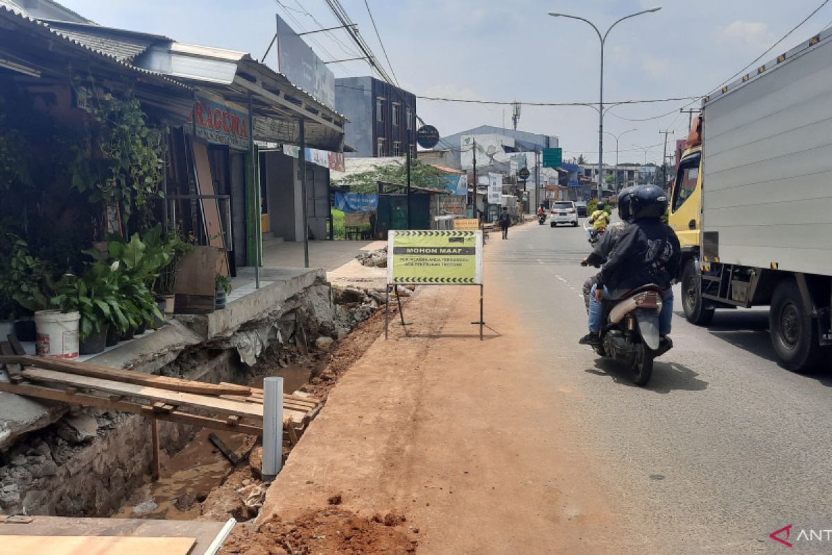Depok builds disability-friendly sidewalks on Kartini Street
