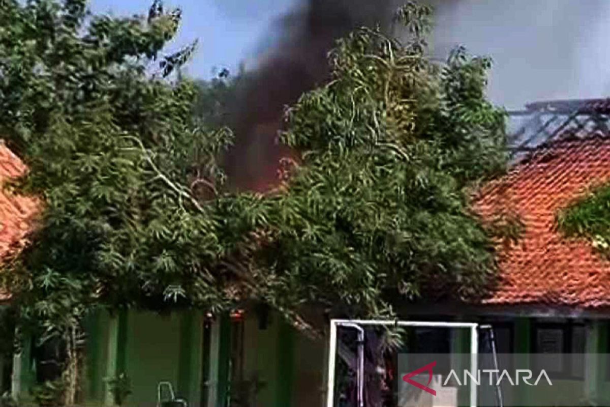 Kebakaran di SMAN 1 Pebayuran Bekasi padam dalam sejam