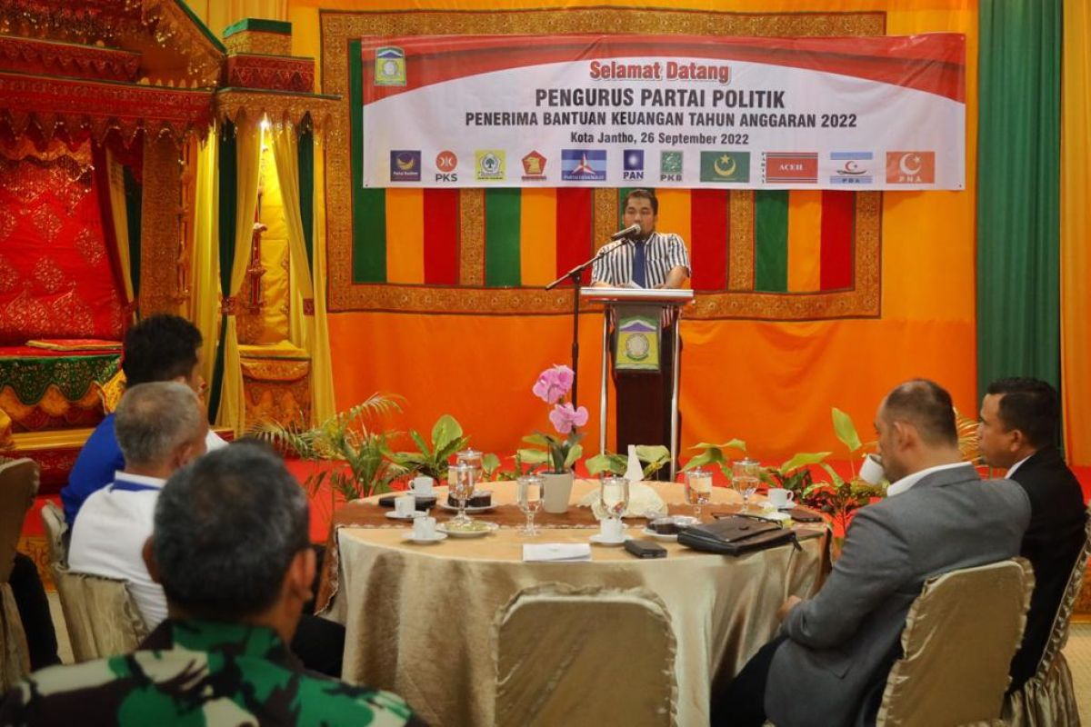 Pj Bupati Aceh Besar serahkan bantuan keuangan untuk Parpol