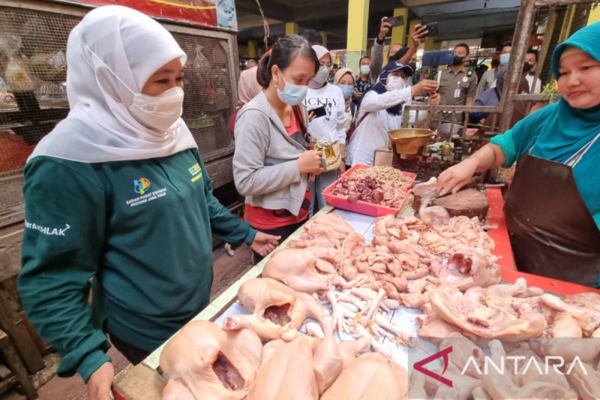 Blusukan pasar, Khofifah pastikan stabilitas harga kebutuhan pokok