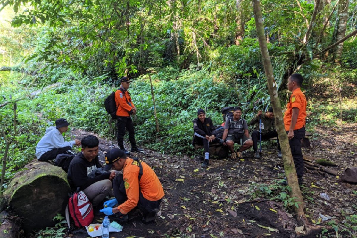 Tujuh pendaki Gunung Soputan dan satu balita yang tersesat ditemukan selamat