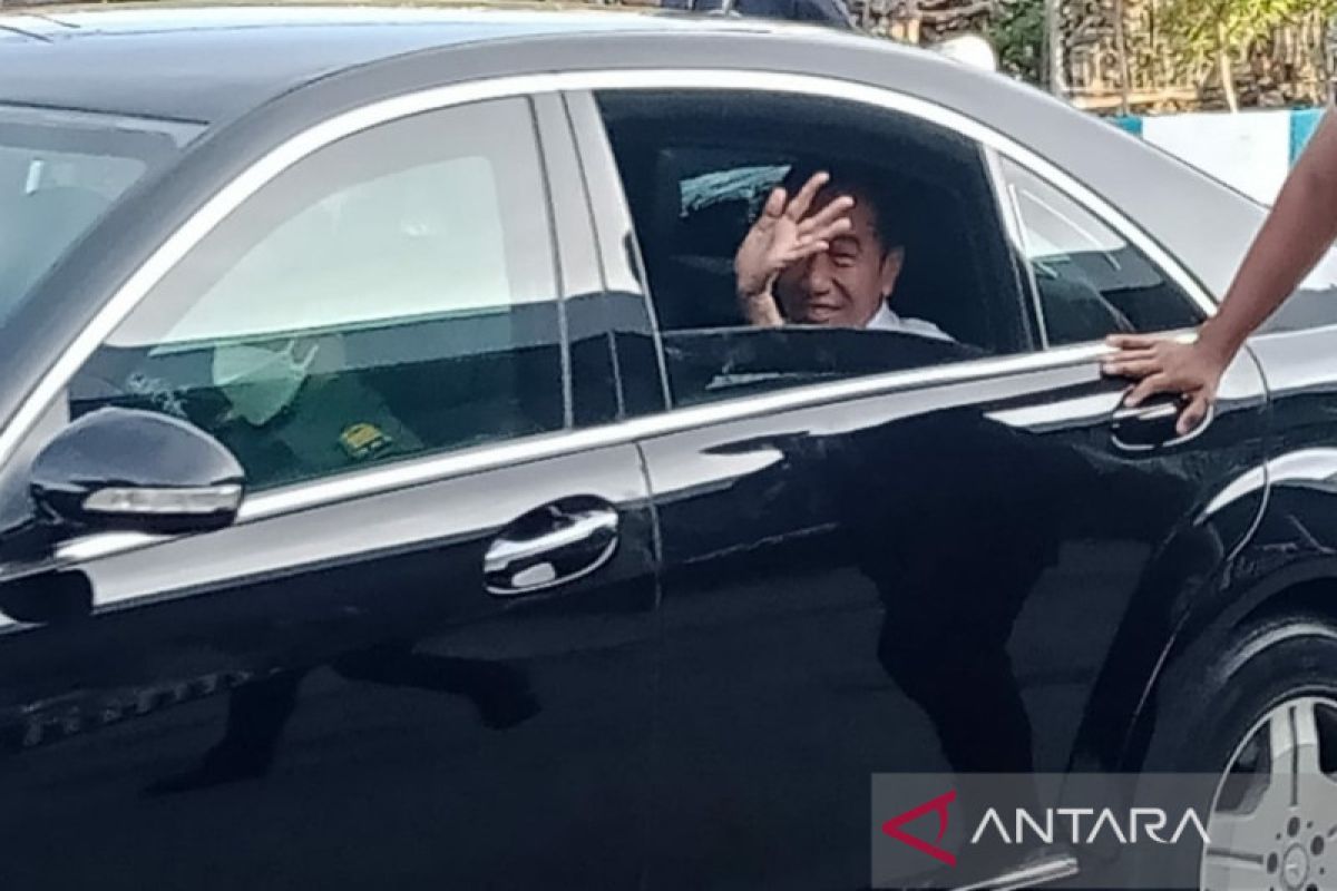 Warga Baubau antusias menyambut kedatangan Presiden Joko Widodo