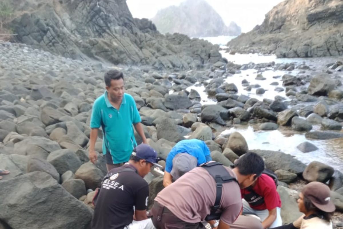 Pemancing asal Jakarta tewas terjatuh dari tebing Pantai Semeti Lombok Tengah