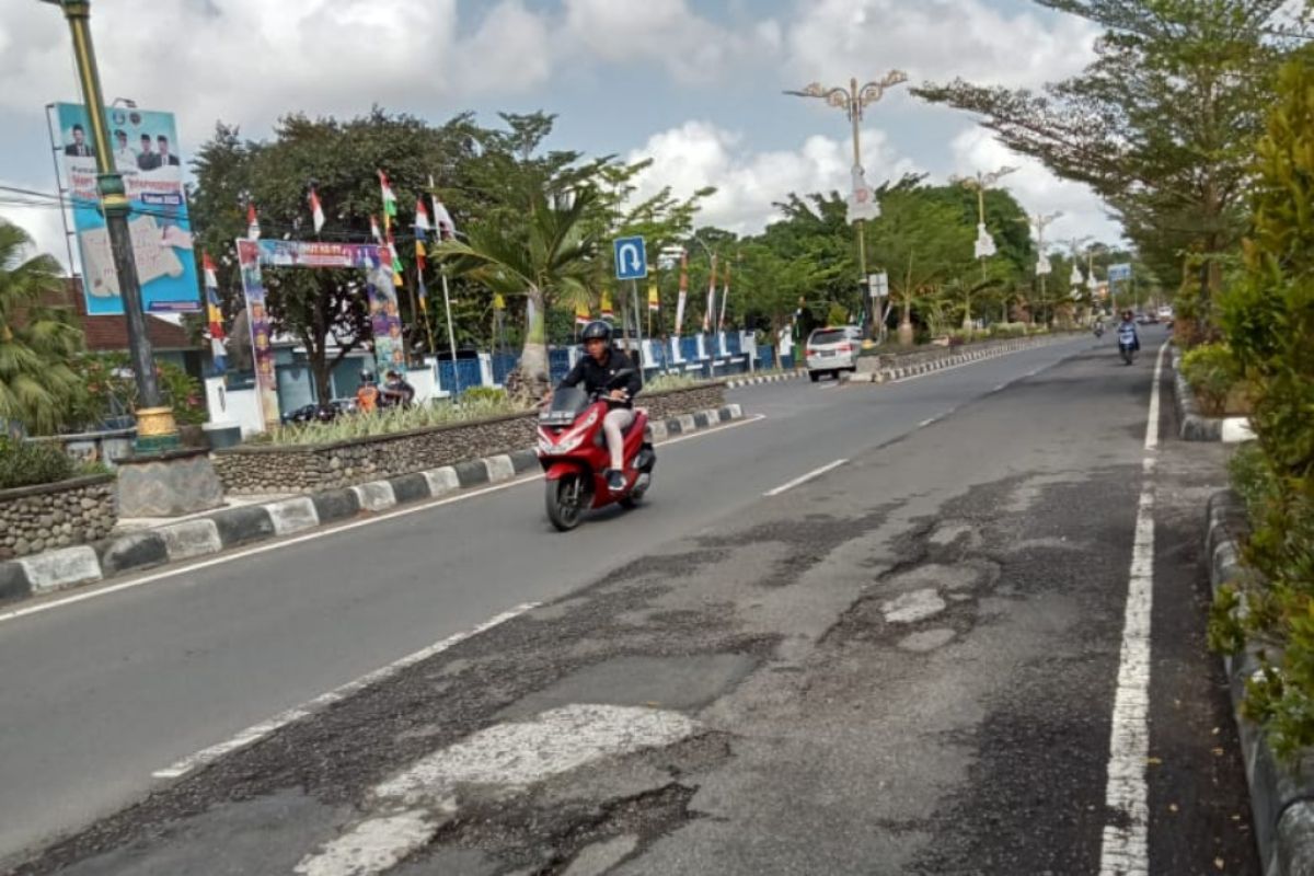 Jalan raya di Kota Praya berlubang ancam keselamatan pengendara