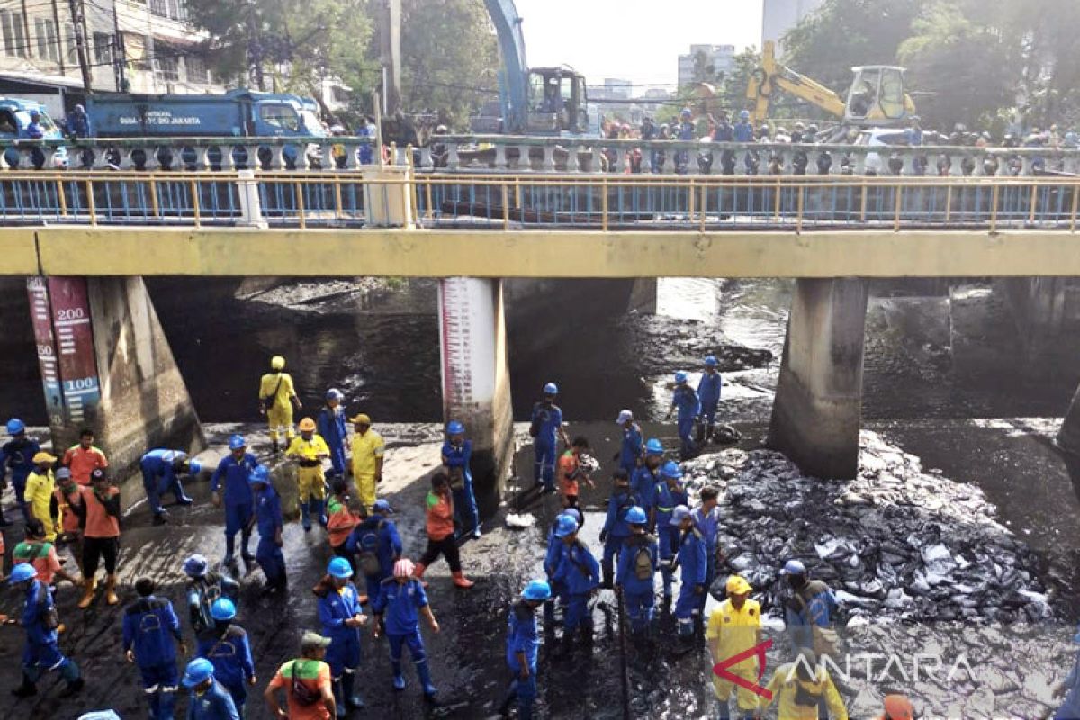 500 personel gabungan gerebek lumpur di Kali Cideng Jakarta Pusat