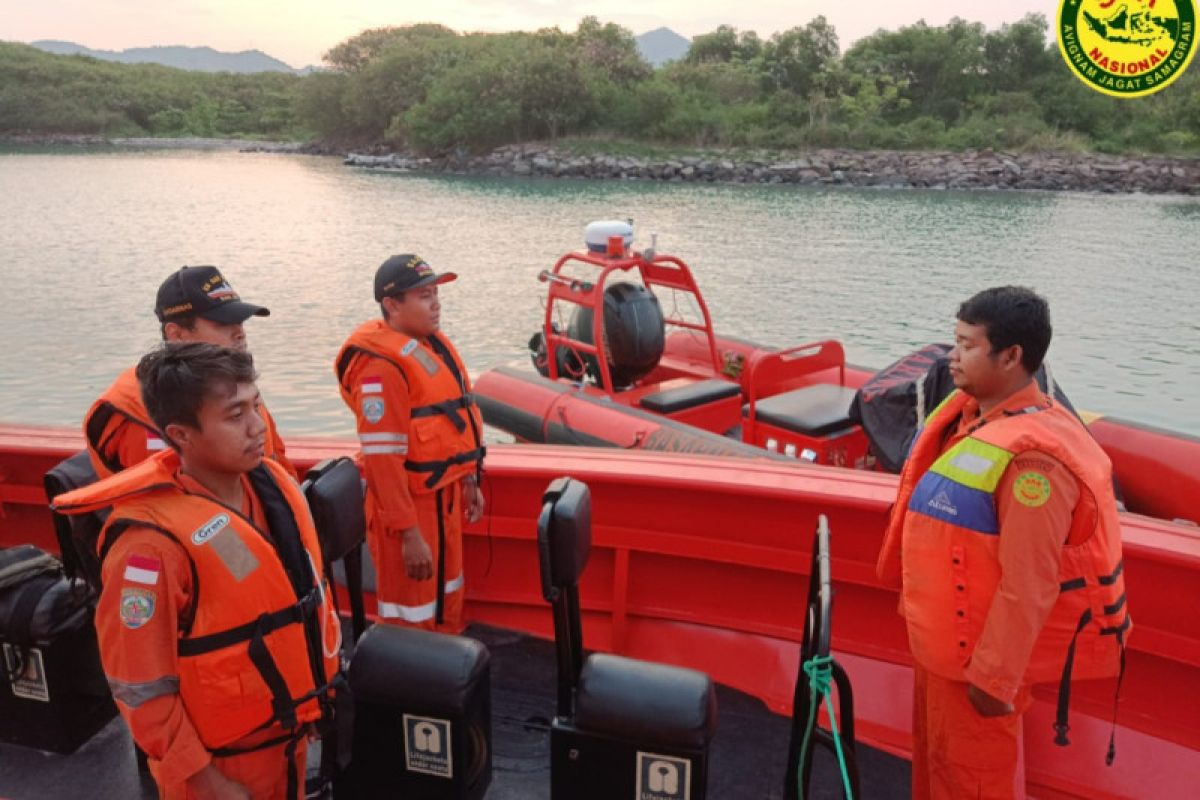 Basarnas Banten evakuasi kapal ikan yang terbakar di Perairan Anyer