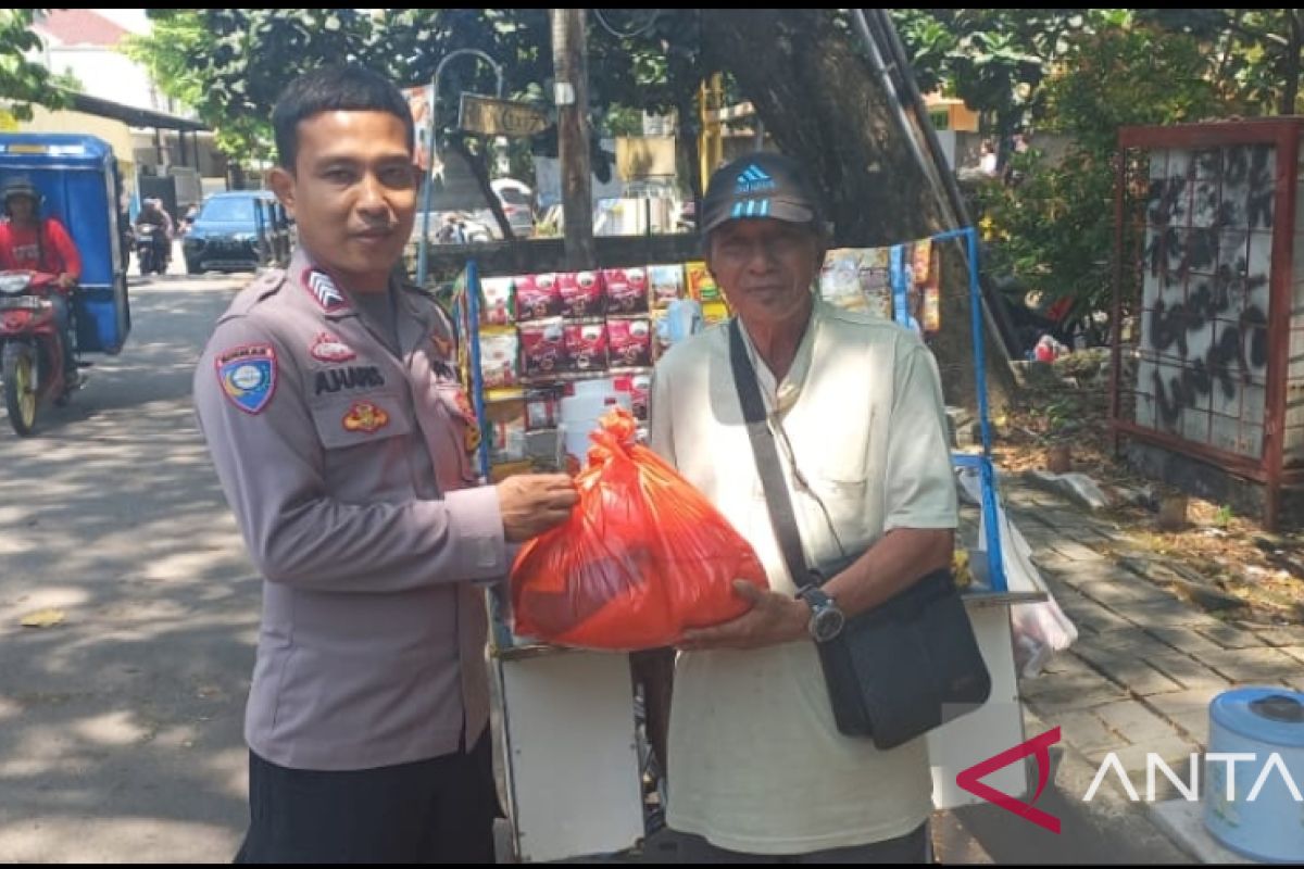 Paket bantuan pangan juga dibagi ke warga Cengkareng