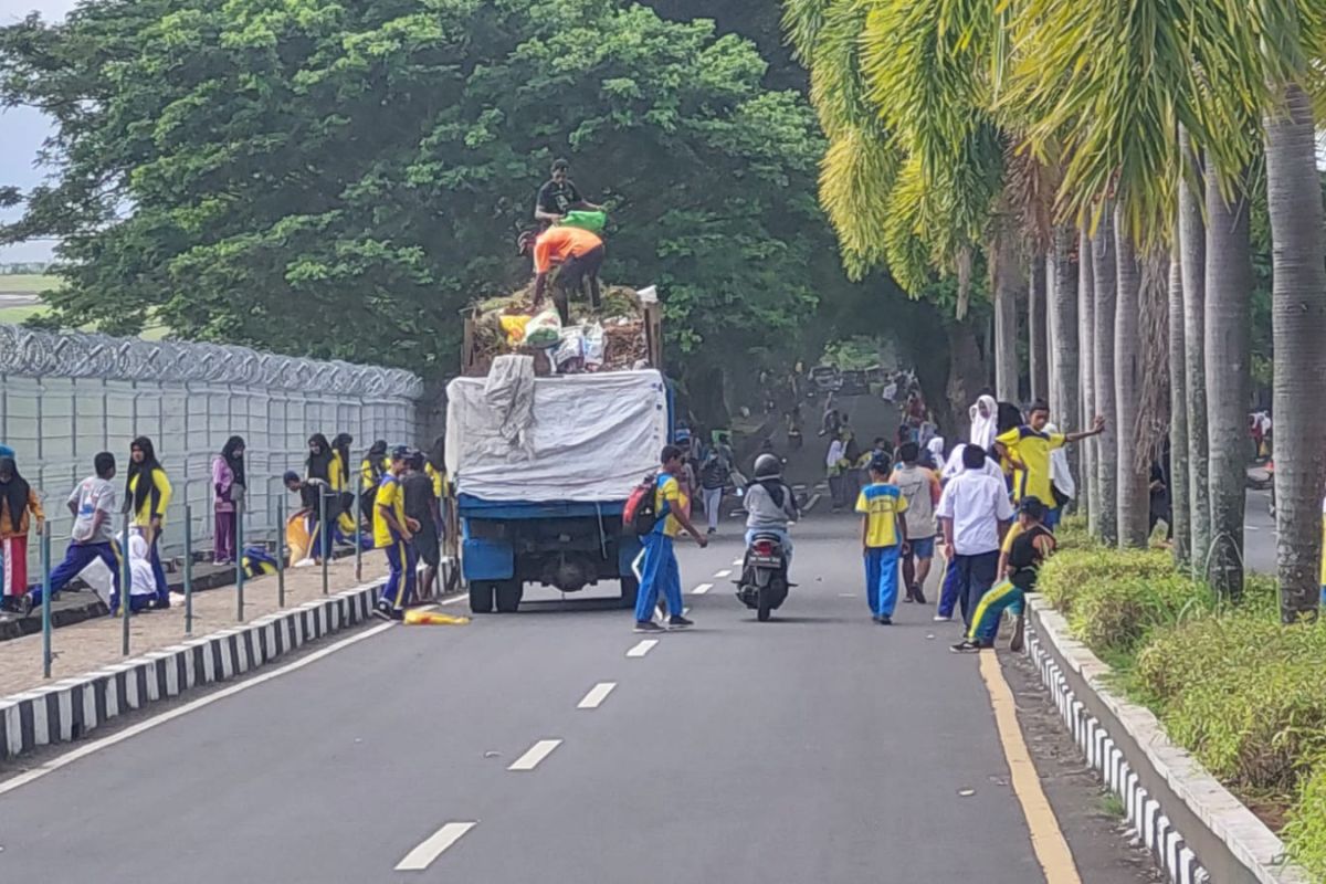 Pemkot Ternate kerahkan pelajar-ASN bersihkan jalan yang dilewati Presiden Jokowi